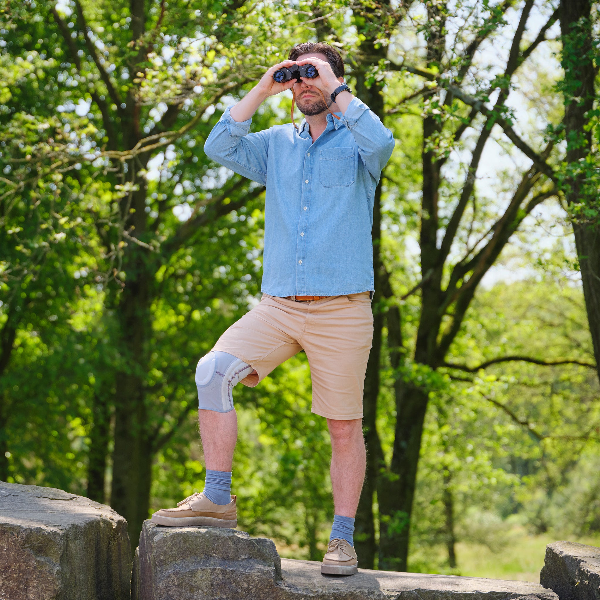 Knäskydd med anpassningsbart låromfång för knäinstabilitet