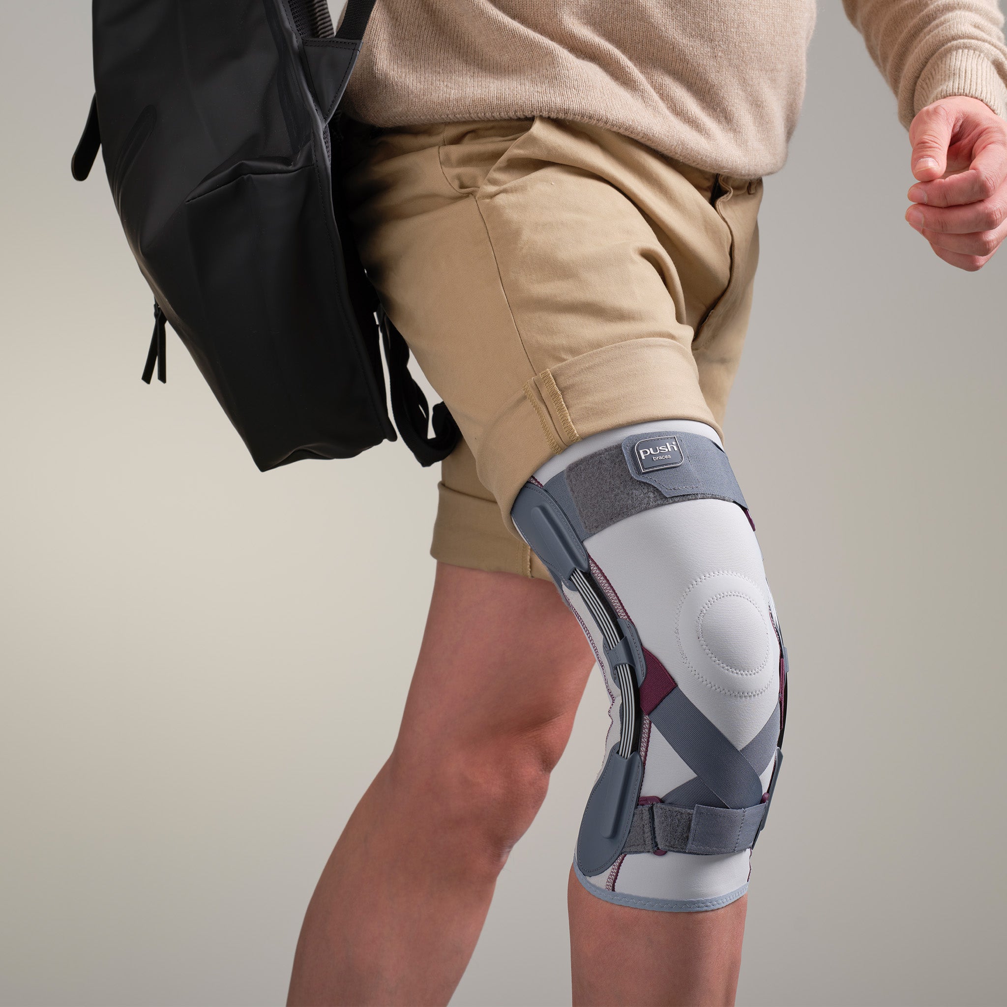 Knäskydd med lamellskenor för instabilitet och artros