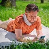 Nackkrage med inbyggd plastförstärkning för långvariga nackproblem