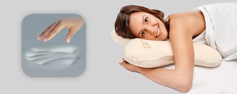 Tillverkad av mjuk och formbar Memory Foam för kombinerad funktion och komfort Tillverkad av mjuk och formbar Memory Foam för kombinerad funktion och komfort